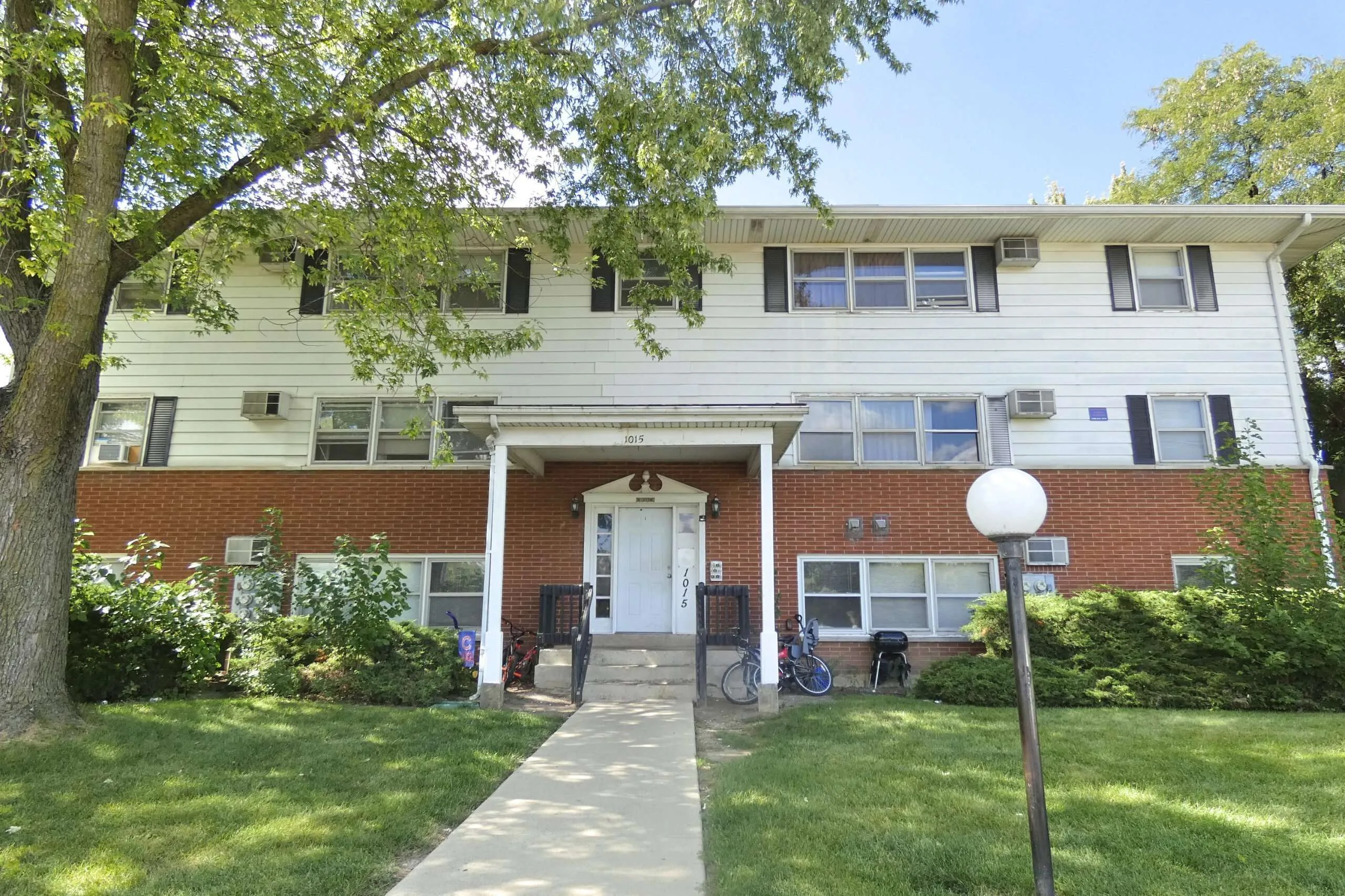 Exterior of Indian Creek Apartments in Aurora, IL, sold by eXp Commercial