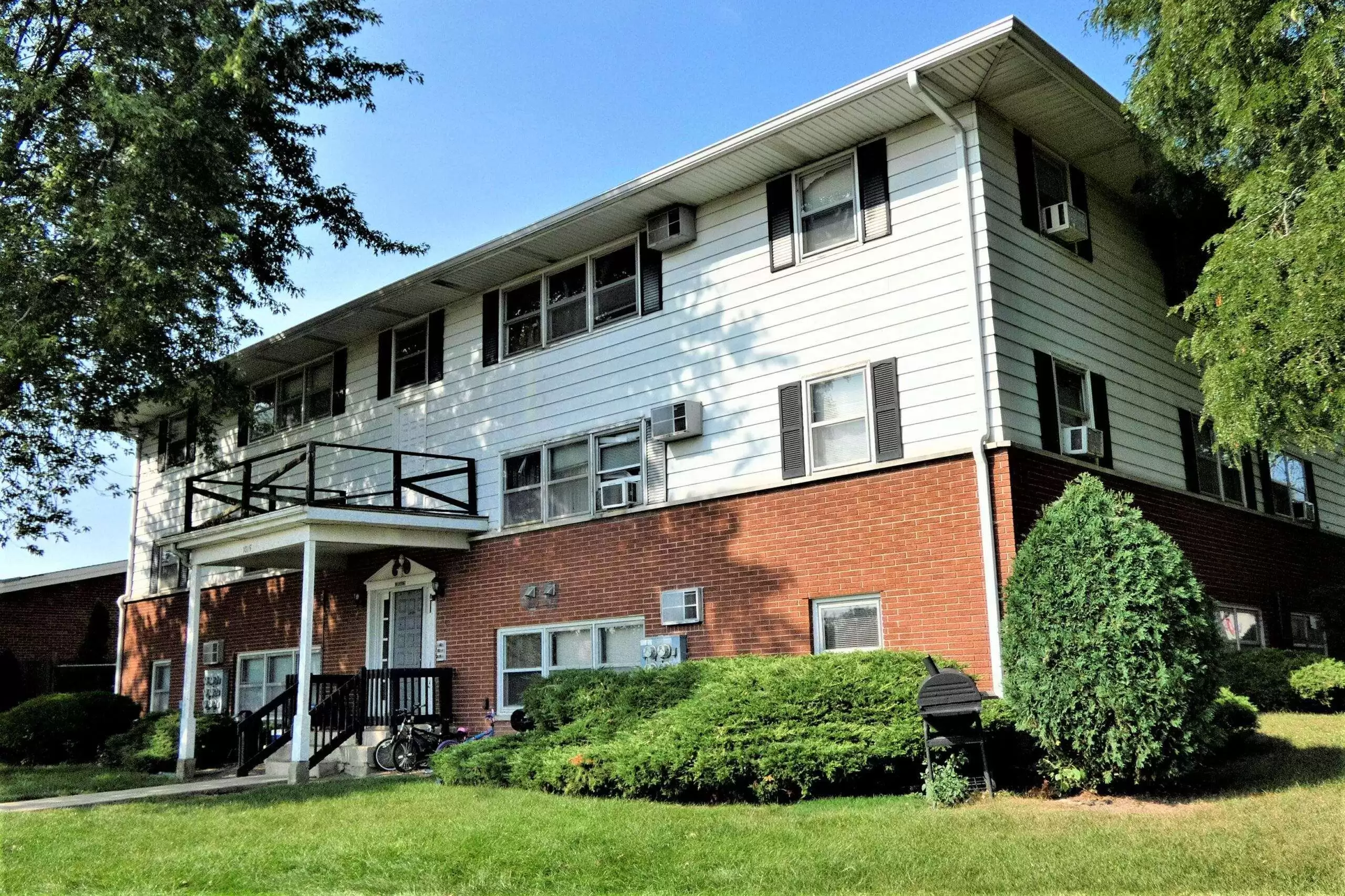 Multifamily property sold by Randolph Taylor in Chicago.