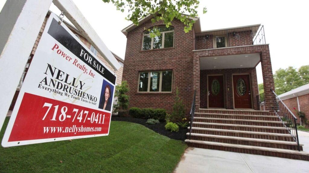 124909 107002883 1642548196749 2022 01 18T231548Z 1251895835 RC2Z1S9FPMEO RTRMADP 3 USA ECONOMY MBA - Confused about the housing market? Here's what's happening