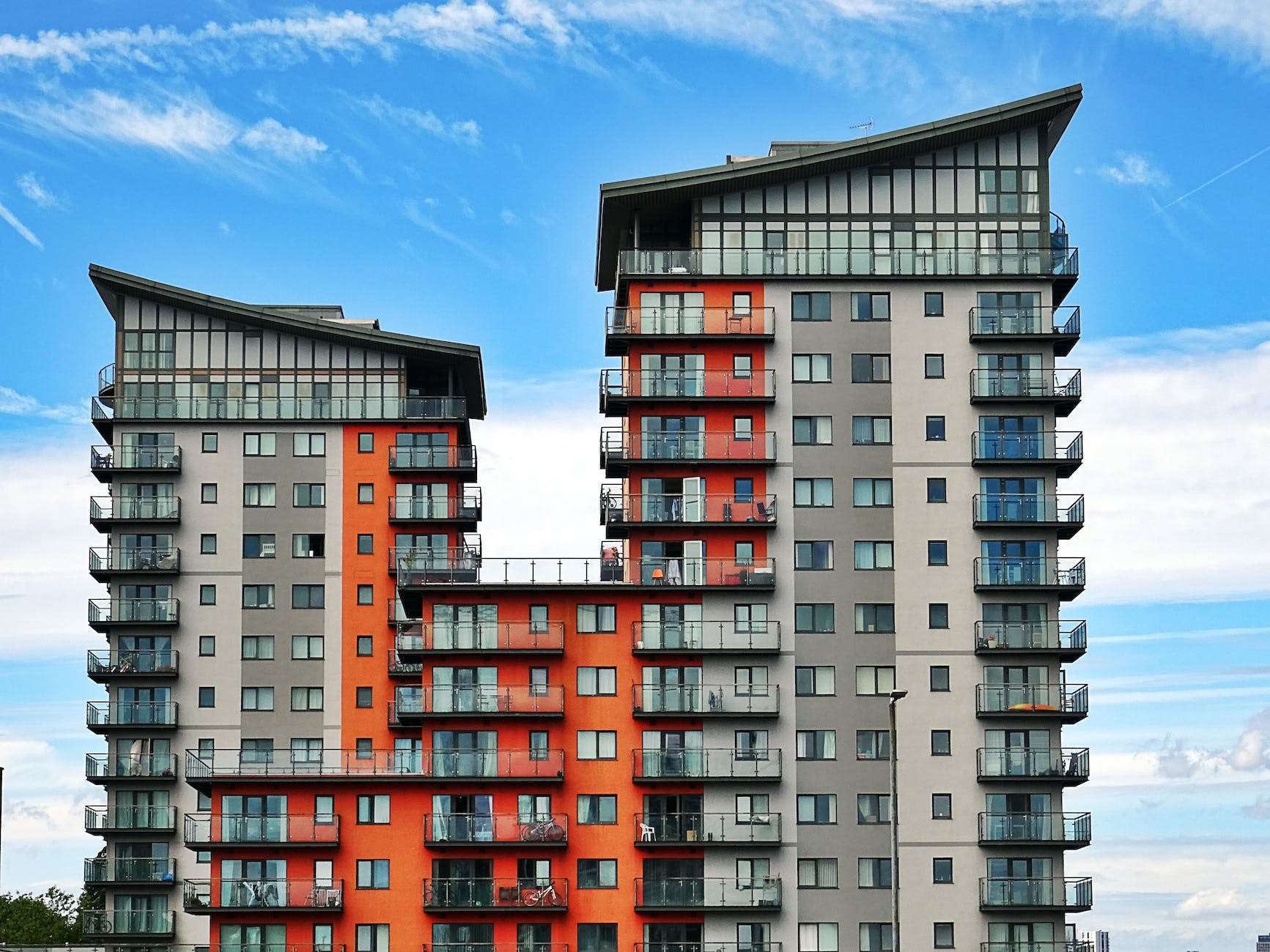 2021 Income/Expense Iq Executive Summary | National Apartment Association – Creconsult Chicago Multifamily gray red and orange concrete building